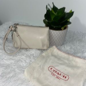 ⭐️Coach ⭐️Leather ⭐️Wristlet⭐️‼️
